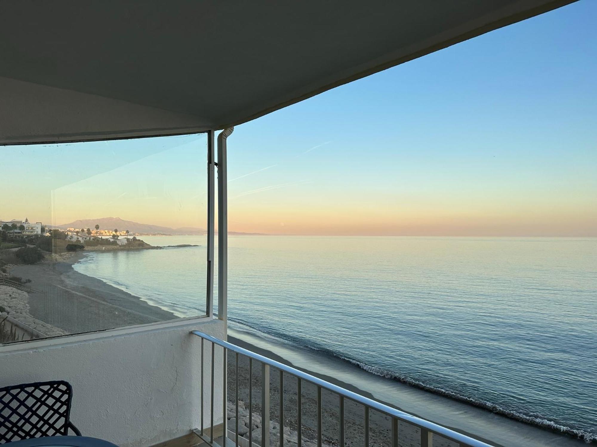 Beachfront, Top Floor Corner 2-Bed, Estepona Paseo Exterior foto