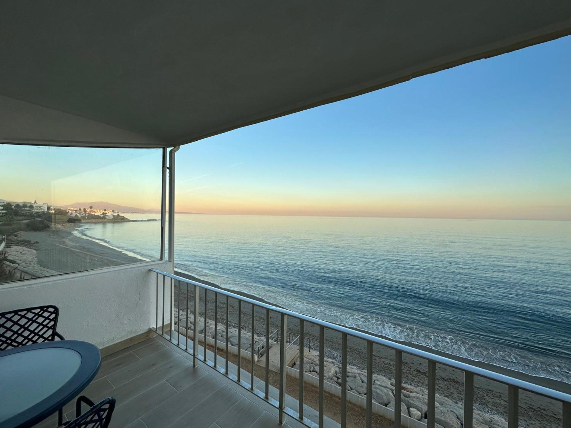 Beachfront, Top Floor Corner 2-Bed, Estepona Paseo Exterior foto